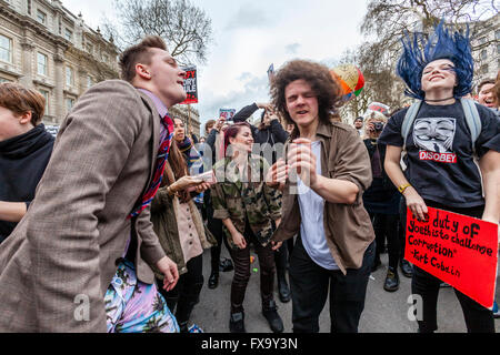 Junge Leute tanzen vor den Toren der Downing Street nach Forderung nach dem Rücktritt von Premierminister Cameron, London, UK Stockfoto