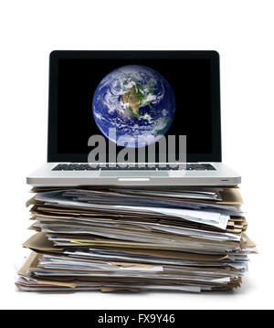 Papierkram mit laptop Stockfoto
