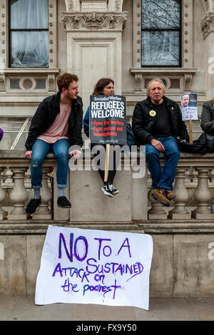 Menschen versammeln sich In Whitehall zu fordern den Rücktritt von Premierminister David Cameron, London, UK Stockfoto