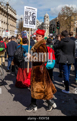 Jugendliche fordern den Rücktritt von Premierminister David Cameron nach Vorwürfen der Steuerhinterziehung, London, UK Stockfoto