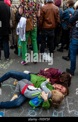 Menschen versammeln sich In Whitehall zu fordern den Rücktritt von Premierminister David Cameron, London, UK Stockfoto