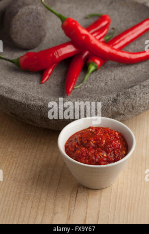 Schale mit traditionellen indonesischen Sambal und frische rote Chilischoten Stockfoto