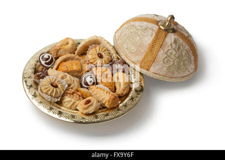 Traditionelle marokkanische festliche Cookies auf einer metallischen Tajine auf weißem Hintergrund Stockfoto