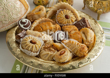 Traditionelle marokkanische festliche Cookies auf einer Metall-tajine Stockfoto