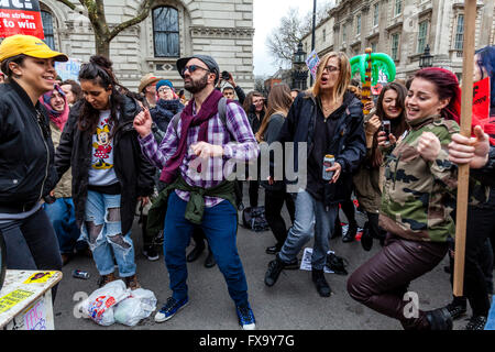 Junge Leute tanzen vor den Toren der Downing Street nach Forderung nach dem Rücktritt von Premierminister Cameron, London, UK Stockfoto