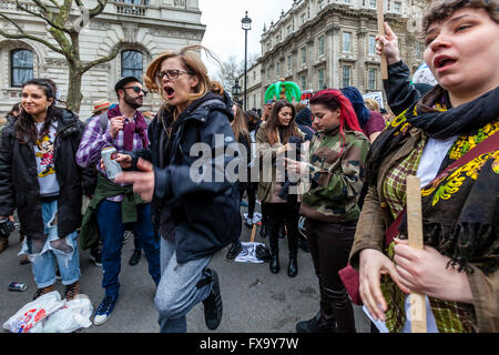 Junge Leute tanzen vor den Toren der Downing Street nach Forderung nach dem Rücktritt von Premierminister Cameron, London, UK Stockfoto