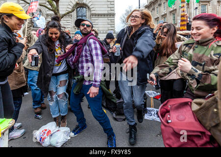 Junge Leute tanzen vor den Toren der Downing Street nach Forderung nach dem Rücktritt von Premierminister Cameron, London, UK Stockfoto