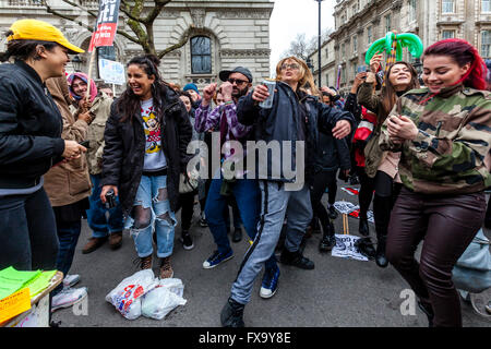 Junge Leute tanzen vor den Toren der Downing Street nach Forderung nach dem Rücktritt von Premierminister Cameron, London, UK Stockfoto