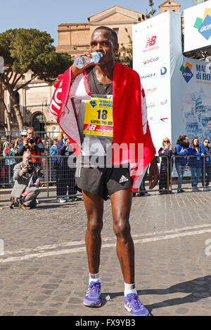 Rom, Italien, 10. April 2016: Amos Kipruto unmittelbar nach der Zeile in der Via dei Fori Imperiali, die Rom Marathon 2016. Stockfoto