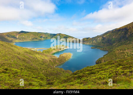 Lagoa de Fogo, vulkanische Kratersee in Agua de Pau, Insel Sao Miguel, Azoren, Blick vom Miradouro da Serra da Barrosa Stockfoto