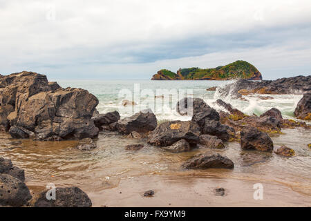 Ilheu de Vila Franca und felsigen Küste von Sao Miguel Insel Stockfoto