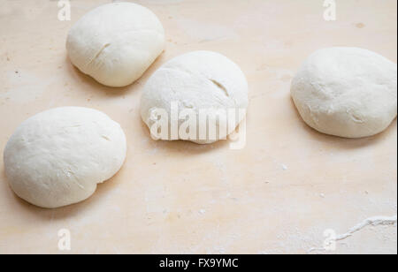 Teigkugeln auf einem Nudelbrett in einer pizzeria Stockfoto