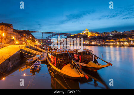 Morgendämmerung am Ribeira in Porto, Portugal. Stockfoto