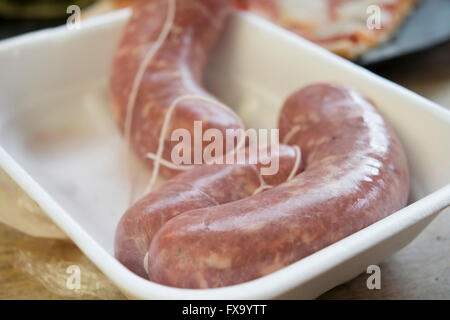 Rohe Bratwurst in einer Styropor-Wanne Stockfoto