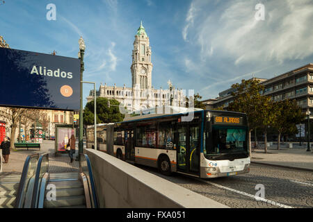 Avenida Dos Aliados u-Bahnstation in Porto, Portugal. Rathaus in der Ferne. Stockfoto