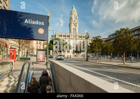 Eingang zum u-Bahnhof Aliados, Rathaus im Hintergrund, Porto, Portugal. Stockfoto