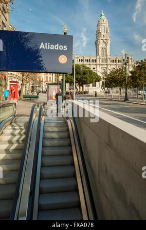 Eingang zum u-Bahnhof Aliados in Porto, Portugal. Rathaus in der Ferne. Stockfoto