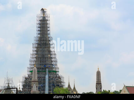 Bangkok, THAILAND - März 12:2016 Wat Arun Ratchawararam Ratchawaramahawihan oder Wat Arun ist ein buddhistischer Tempel in Bangkok am Ma Stockfoto