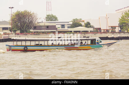 BANGKOK, Thailand - 12. März 2016: Menschen bekommen rund um Bangkok per Fähre am Chao Phraya River, Chao Phraya River ist ein großer Stockfoto