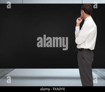 Zusammengesetztes Bild nachdenklich edel Geschäftsmannes wegschauen Stockfoto