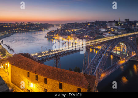 Am Abend bei Luis ich Brücke am Fluss Douro in Porto, Portugal. Stockfoto