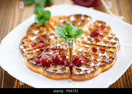 gebackene Käse-Waffeln mit Puderzucker Stockfoto