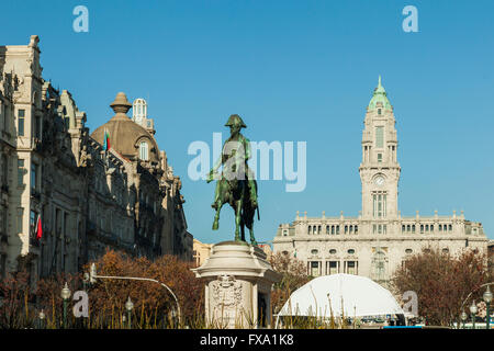 König Peter IV. Statue am Liberdade Platz in Porto, Portugal. Rathaus in der Ferne. Stockfoto