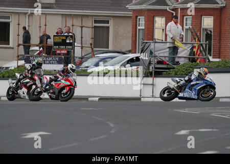 Dienstag, 13. Mai 2014 - Vauxhall internationale North West 200. Am Abend Rennen führt - Superstock-qualifizieren - Alastair Seeley (31) von Michael Dunlop (2) und Martin Jessopp (40) in York Kurve auf der berühmten Dreieck-Schaltung. Stockfoto