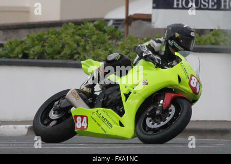 Dienstag, 13. Mai 2014 - Vauxhall internationale North West 200. Abend-Rennen - Superstock-qualifizieren - Tom McHale (84) Honda an York Ecke auf das berühmte Dreieck-Schaltung. Stockfoto