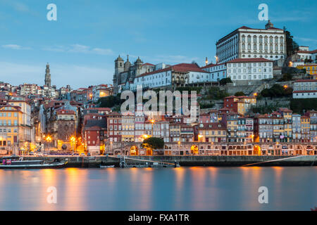 Morgendämmerung am Ribeira, 'Altstadt' Porto, Portugal. Stockfoto