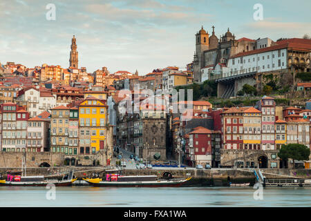 Sonnenaufgang am Ribeira, Porto, Portugal. Stockfoto