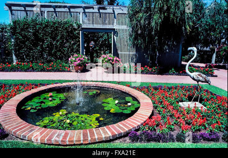 Der Sherman Library & Gärten in Corona del Mar, Orange County, Kalifornien, USA, ist eine einzigartige Touristenattraktion mit Pflanzen aus aller Welt und historischen Einblick in die Pacific Southwest. Die Sherman-Gärten ähneln ein Museum von lebenden Pflanzen, die inmitten von Brunnen, Skulpturen und Blumen der Saison angezeigt werden. Dieser botanische Oase verfügt über Rose, Kräuter, Kakteen und japanische Gärten, sowie eine Fern Grotto und eine tropische Pflanze Konservatorium. In der Sherman Library Adobe-Häuschen sind Wechselausstellungen, die der Region Südwest-Pazifik Erbe zu illustrieren. Stockfoto