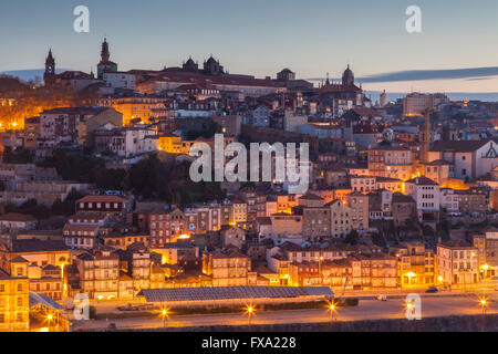 Morgendämmerung in der Altstadt von Porto, Portugal. Stockfoto