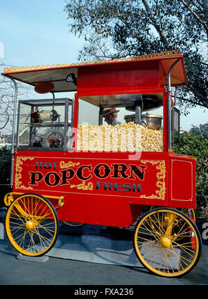 Popcorn ist wurde Amerikas Lieblings-Snack Essen seit mehr als einem Jahrhundert und oft frisch hergestellt und verkauft von bunt bemalten Popcorn-Wagen in den meisten Vergnügungs- und Themenparks im ganzen Land gefunden. Kleinere Popcorn vending Karren und tragbare Geräte sind im Kinos bundesweit verbreitet. Knallend Mais hat einen harten Rumpf, der Feuchtigkeit im Kernel hält, bis es beheizt ist und Druck um zu machen, in ein weißes und flauschige explodieren baut behandeln, die bereit ist, zu essen. Seine Popularität in den Vereinigten Staaten wurde bestätigt, als Illinois das offizielle staatliche Snack Essen Popcorn gemacht. Stockfoto
