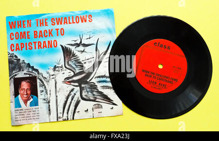 Eine Vintage Vinyl 33-1/3 u/min und sein Album mit den 1940er Jahren abdecken hit Song "Wenn die Schwalben Come Back, Capistrano" erzählt von Vögel wieder zu brüten jedes Jahr an Mission San Juan Capistrano in Orange County, Kalifornien, USA. Songwriter Leon Rene inspirierte die Legende von Cliff Schwalben originalgetreu wieder aus Südamerika jeden Frühling zu ihren Nestern Schlamm an der Mission. Die Schwalben wurde eine Touristenattraktion jahrzehntelang bis vor wenigen Jahren, wenn die Vögel verschwunden, weil offene Felder wo sie Insekten für ihre Ernährung gefangen durch Zersiedelung bedeckt waren. Stockfoto
