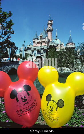 Bunten Ballons mit dem Gesicht von Mickey Mouse schweben vor Sleeping Beauty Castle, eine imposante Märchen Struktur, die das Herzstück des weltweit berühmtesten Vergnügungspark Disneyland, eröffnete im Jahr 1955 in Anaheim, Kalifornien, USA.  Das Gebäude wurde nach einem echten Schloss Neuschwanstein, in Deutschland in den späten 1800er Jahren als ein Palast für König Ludwig II. von Bayern erbaut modelliert.  Disneyland war die Schaffung von Walt Disney, ein bekannter amerikanischer Unternehmer und Filmemacher, Mickey Mouse und anderen berühmten Comic-Figuren zu erschaffen. Stockfoto