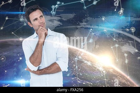 Zusammengesetztes Bild von nachdenklicher Mann in Casuals mit Hand am Kinn Stockfoto