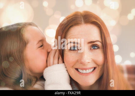 Zusammengesetztes Bild von Mutter und Tochter erzählen Geheimnisse Stockfoto