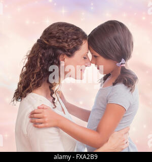 Porträt von Mutter und Tochter halten einander Stockfoto