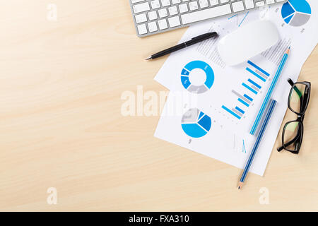 Büro Schreibtisch Arbeitsplatz mit pc und Diagramme auf Holztisch. Draufsicht mit Textfreiraum Stockfoto