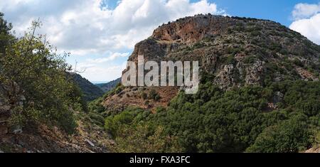 Mediterrane Berglandschaft im bewölkten Tag Stockfoto