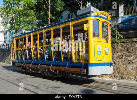 RIO DE JANEIRO - 28. März 2016: Touristen fahren die neue Version des legendären Bonde tram durch die Nachbarschaft von Santa Teresa Stockfoto