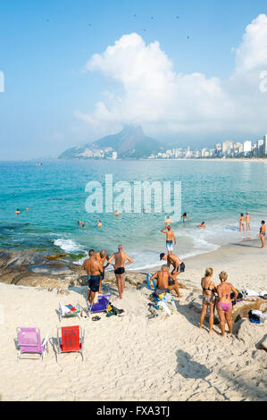 RIO DE JANEIRO - 5. April 2016: Strandbesucher nehmen Sie ein Sonnenbad an einem ruhigen Morgen am Strand von Ipanema Arpoador Ende. Stockfoto