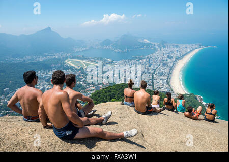 RIO DE JANEIRO - 9. März 2016: Besucher nehmen in den Blick auf die Skyline der Stadt nach einer Wanderung auf den Gipfel des Dois Irmãos Berg. Stockfoto