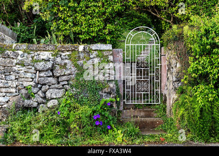 Garten Tor in einen geheimnisvollen geheimen Garten. Stockfoto