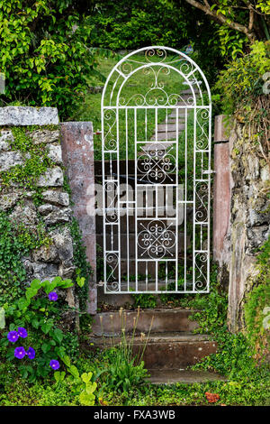 Garten Tor in einen geheimnisvollen geheimen Garten. Stockfoto