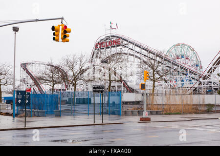 Cyclone-Achterbahn, Coney Island, Brooklyn, New York City, Vereinigte Staaten von Amerika. Stockfoto