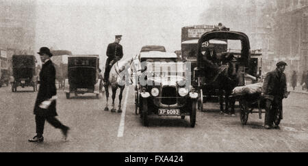 Die erste weiße Linie festgelegt werden in einer Londoner Straße als Experiment die Verkehrsprobleme Staus, welche im Jahr 1924 akute wurden zu lösen. Stockfoto