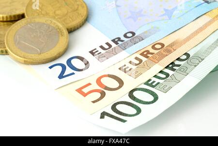 Europäische Union-Banknoten und-Münzen auf weißem Hintergrund. Euro-Währung. Euro-Münzen. Euro-Banknoten. 100 Euro. 50 Euro. 20 Euro. EU Stockfoto