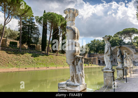 Ruinen der Villa Adriana(Canopus, canal pool surrounded by columns and statues), Tivoli, Italien Stockfoto